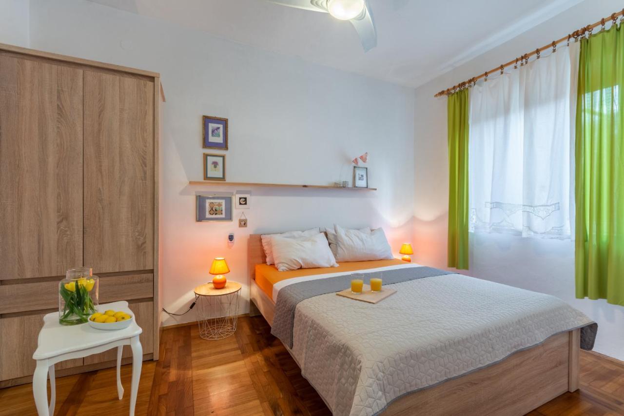 Apartment Lota With Heated Pool On Top Location Supetar Extérieur photo