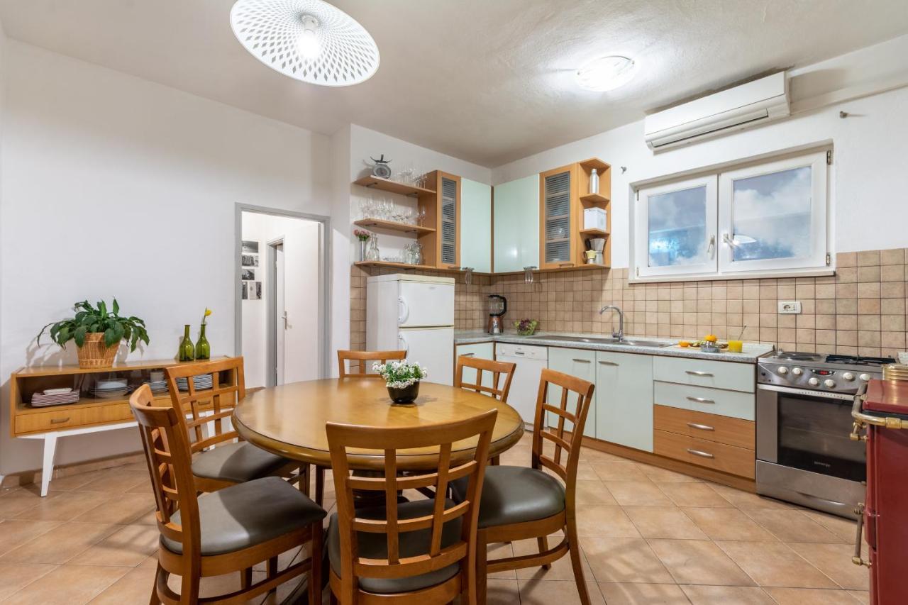 Apartment Lota With Heated Pool On Top Location Supetar Extérieur photo