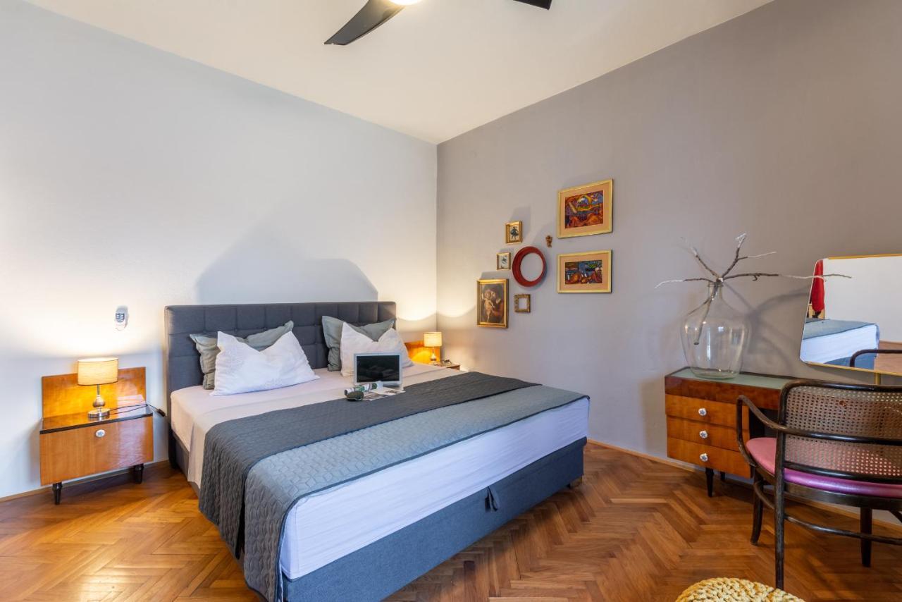 Apartment Lota With Heated Pool On Top Location Supetar Extérieur photo